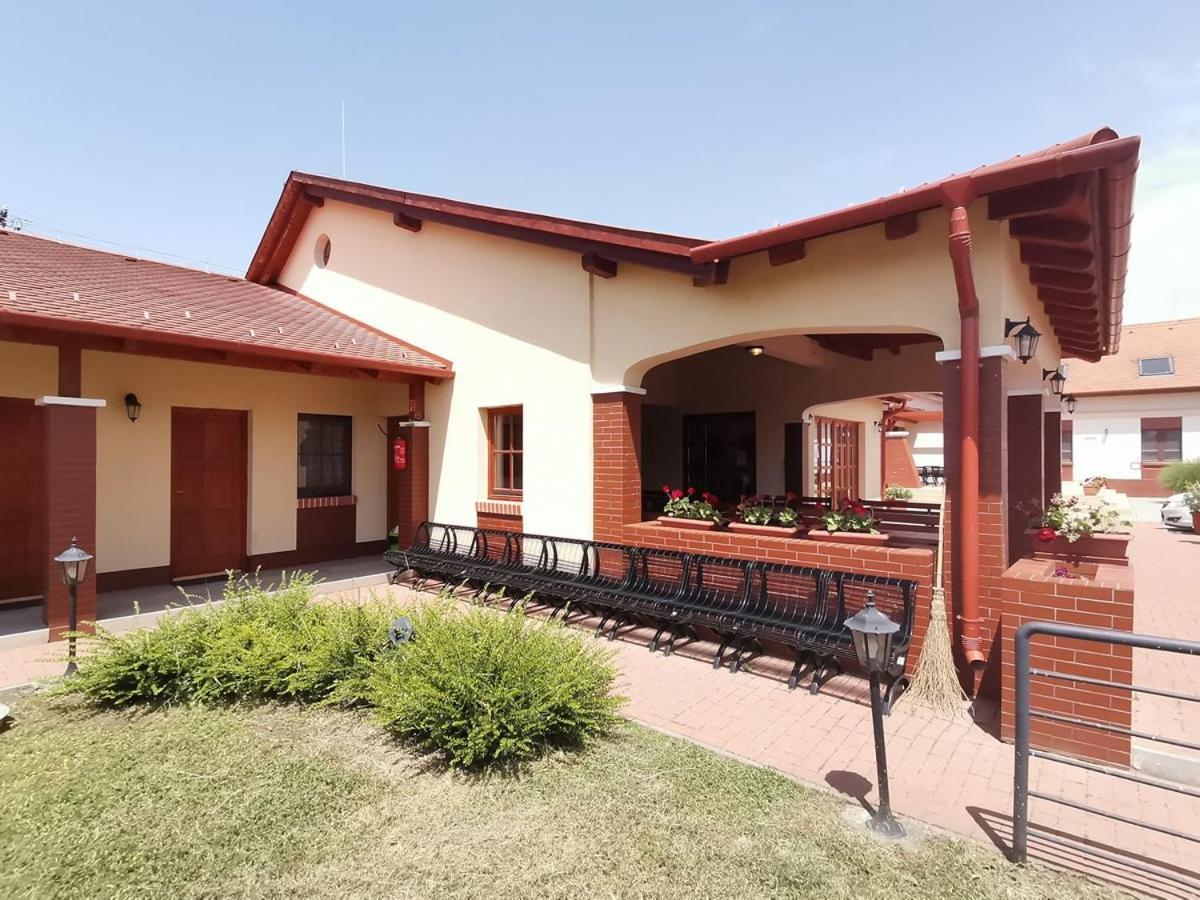 Kamilla Panzio Es Rendezvenyhaz Bed & Breakfast Balmazújváros Екстериор снимка
