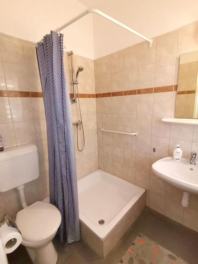 Kamilla Panzio Es Rendezvenyhaz Bed & Breakfast Balmazújváros Екстериор снимка