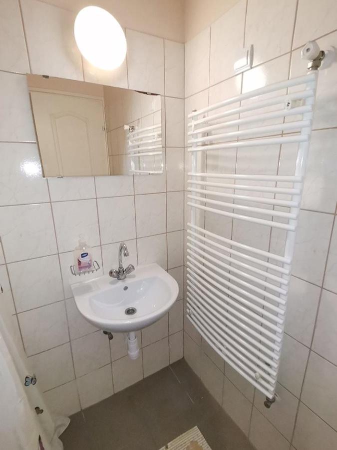 Kamilla Panzio Es Rendezvenyhaz Bed & Breakfast Balmazújváros Екстериор снимка