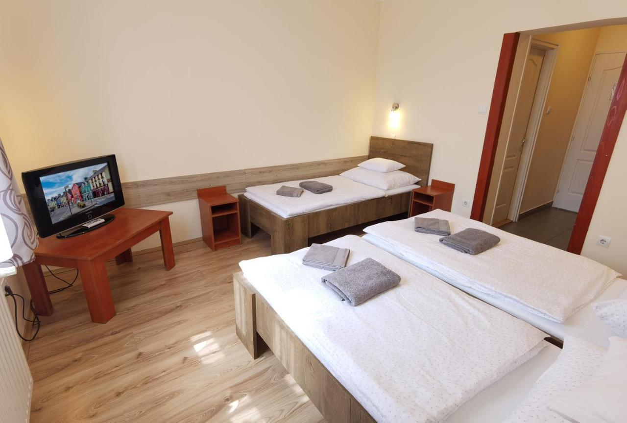 Kamilla Panzio Es Rendezvenyhaz Bed & Breakfast Balmazújváros Екстериор снимка