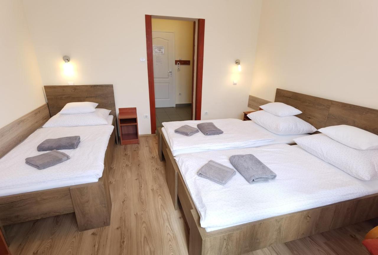 Kamilla Panzio Es Rendezvenyhaz Bed & Breakfast Balmazújváros Екстериор снимка