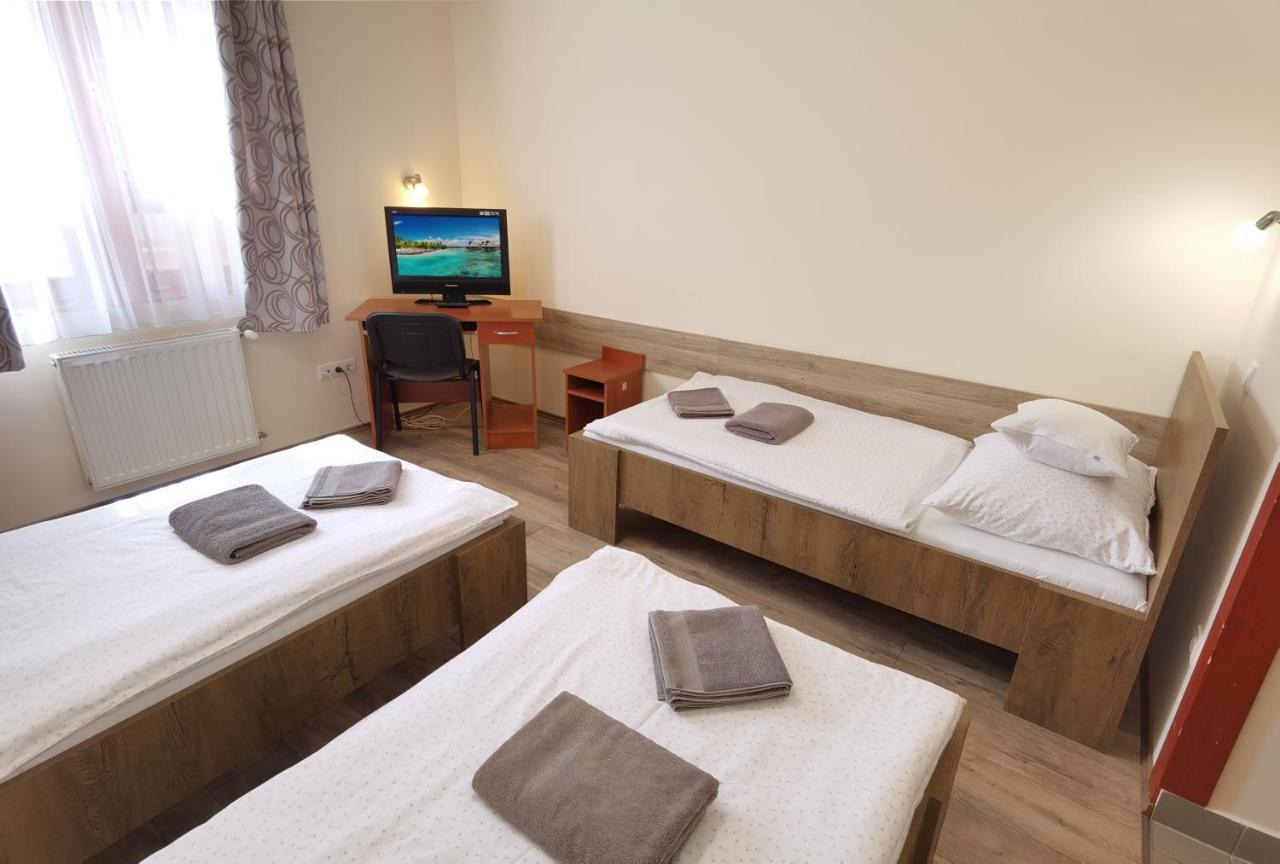 Kamilla Panzio Es Rendezvenyhaz Bed & Breakfast Balmazújváros Екстериор снимка