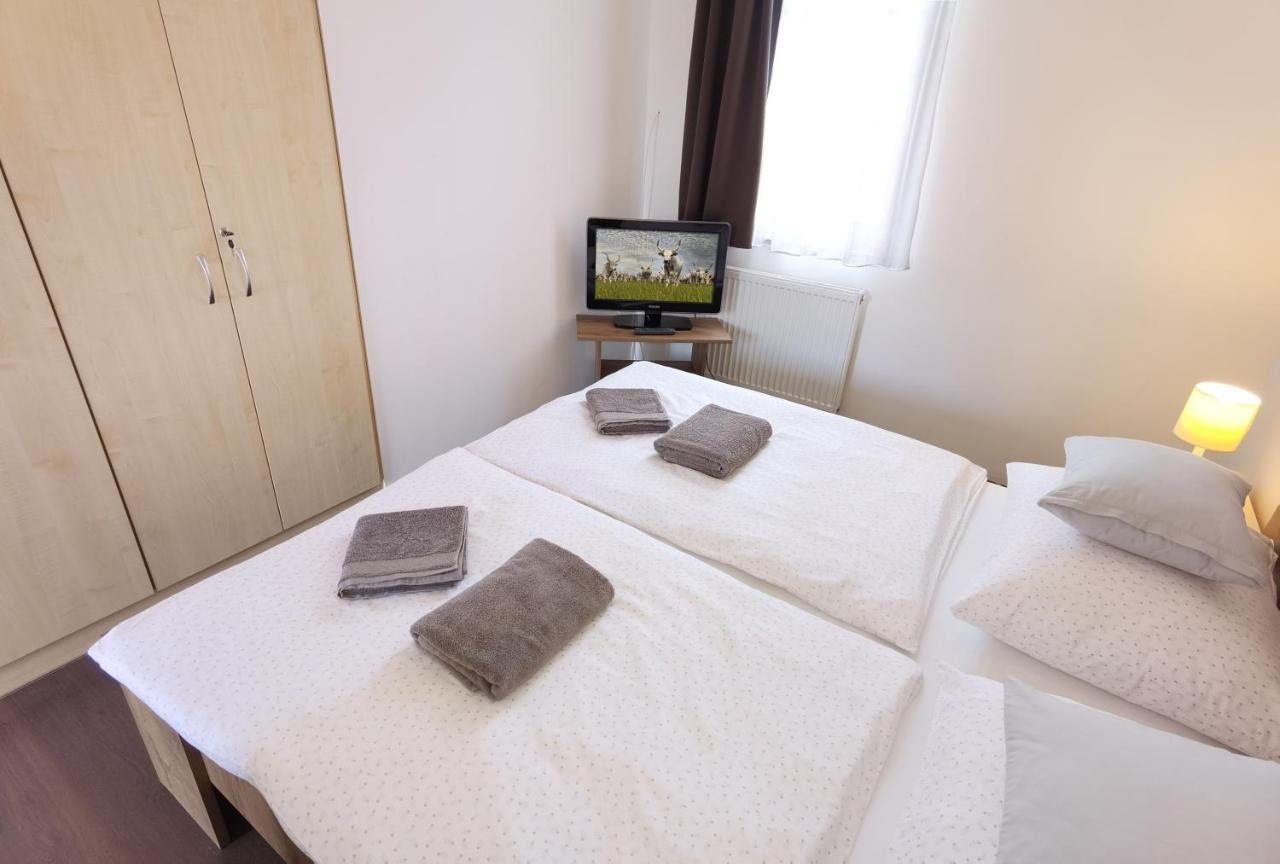 Kamilla Panzio Es Rendezvenyhaz Bed & Breakfast Balmazújváros Екстериор снимка