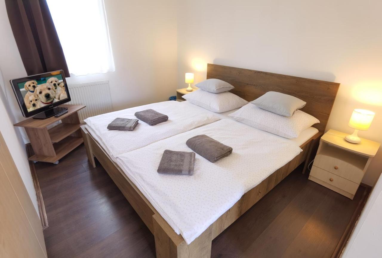 Kamilla Panzio Es Rendezvenyhaz Bed & Breakfast Balmazújváros Екстериор снимка
